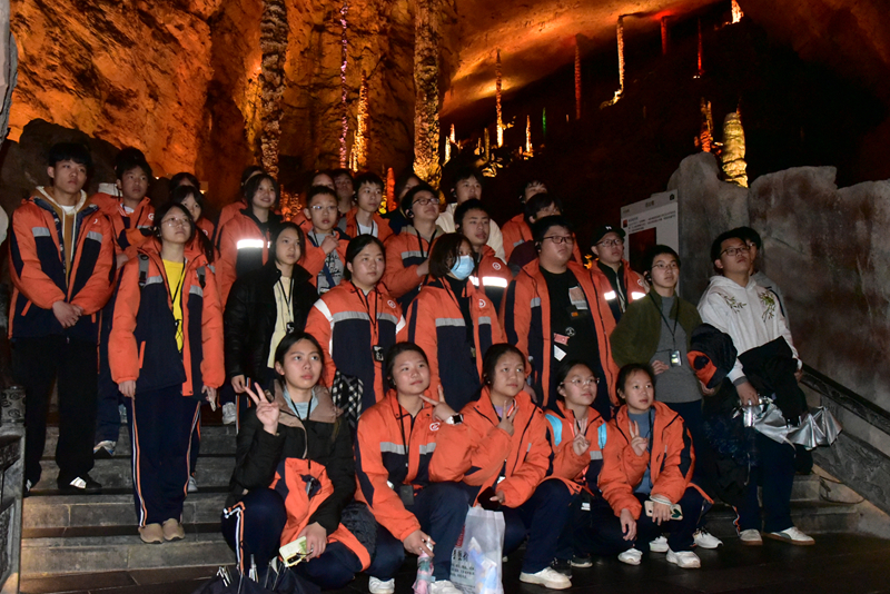地質(zhì)奇觀與非遺共繪成長(zhǎng)畫(huà)卷，黃龍洞景區(qū)迎來(lái)冬季研學(xué)游熱潮
