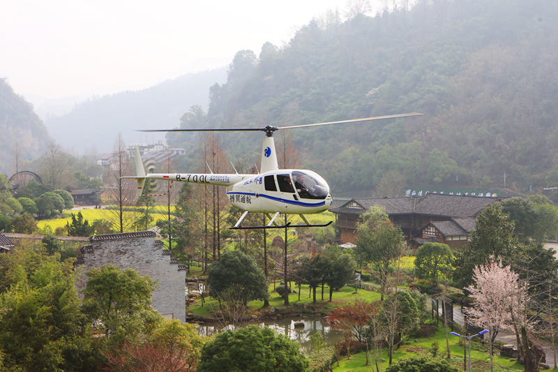 解鎖春游看花新姿勢，直升機(jī)帶你飛往張家界的春天
